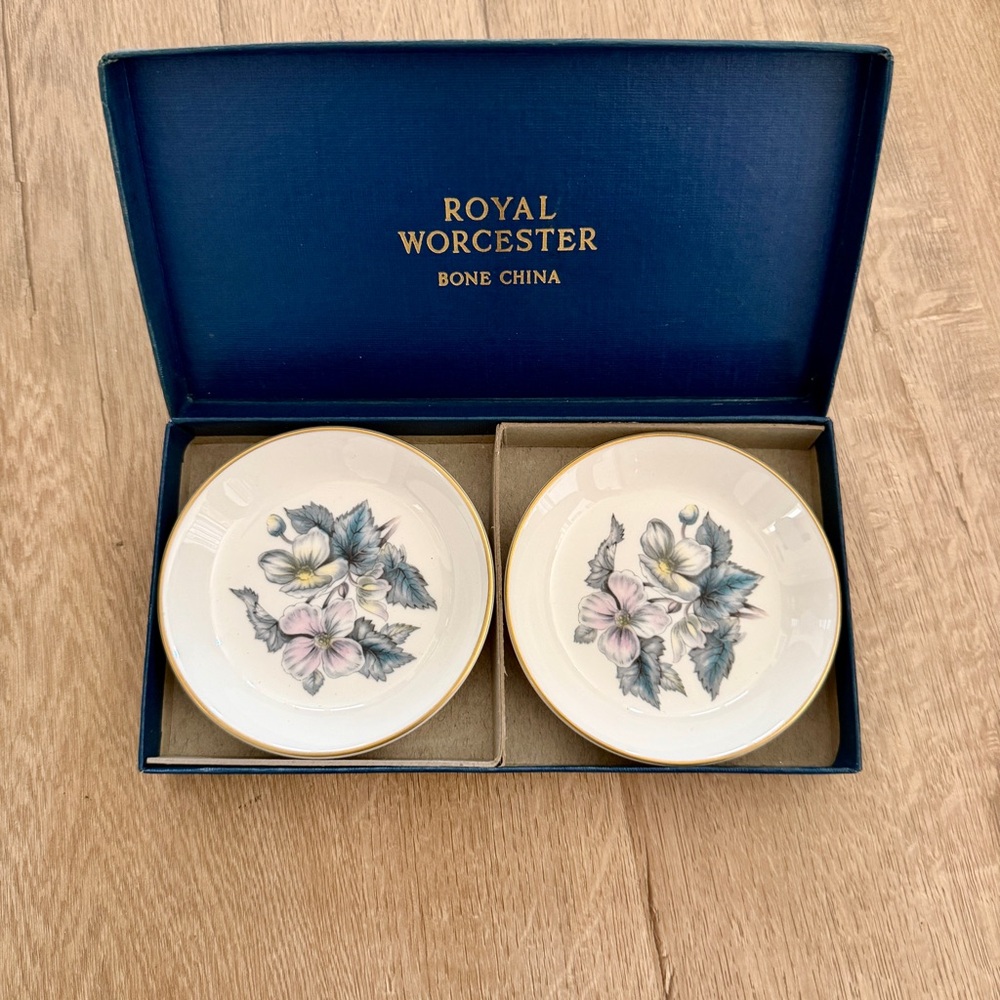 2 PCS ROYAL WORCESTER FINE BONE CHINA ENGLAND DAHLIA MINI PLATES DISHES 4” NIB